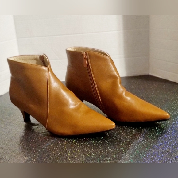 unbranded Shoes Nwot Faux Leather Kitten Heel Zippered Ankle Boots